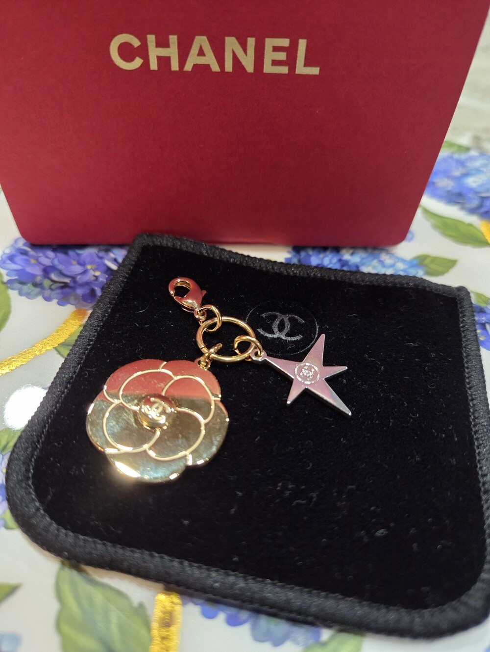 CHANEL HOLIDAY  2025 CAMELLIA W SILVER STA CHARM